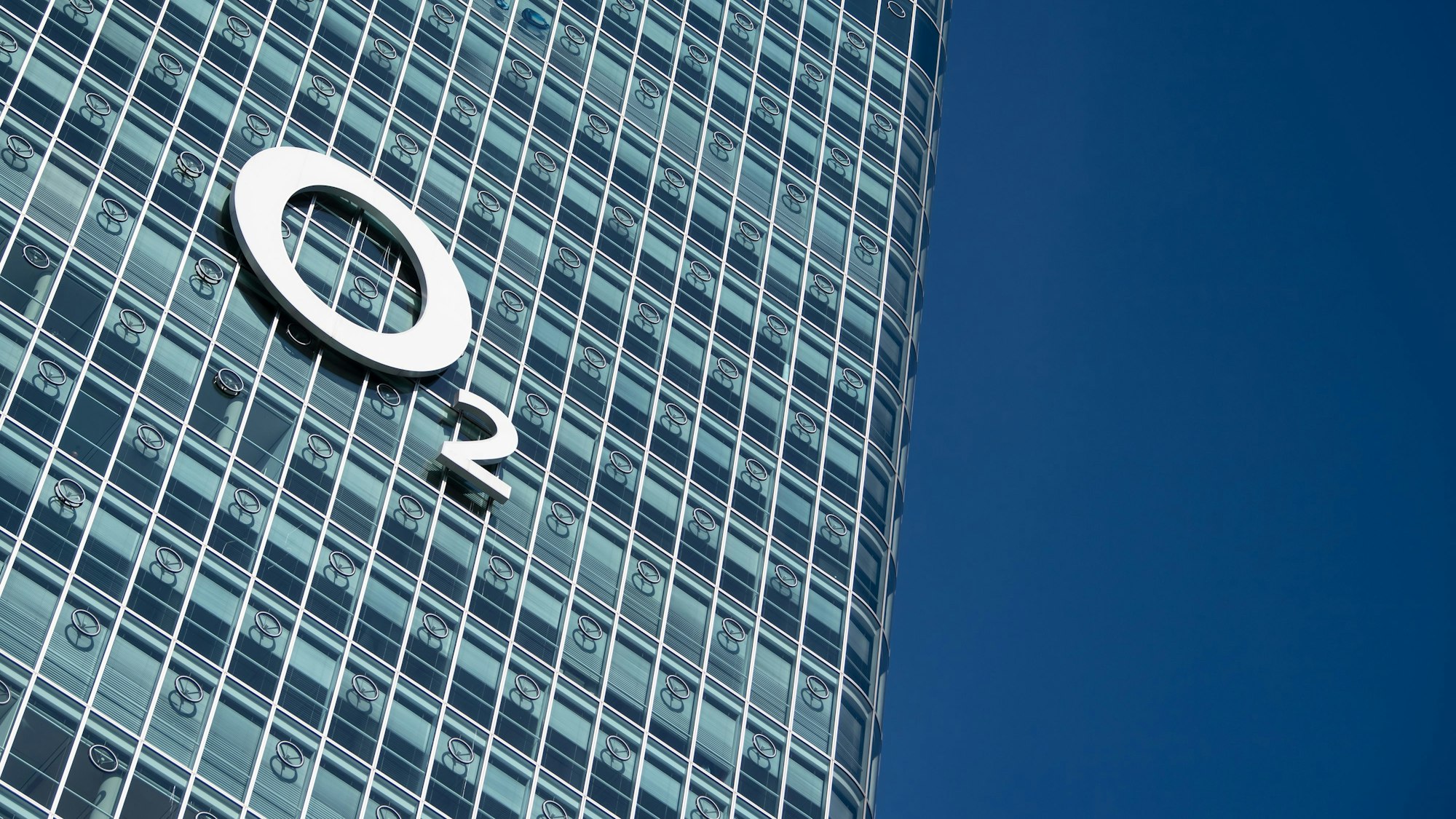 Das Logo des Telekommunikationsanbieters O2 ist an der Deutschlandzentrale am Uptown-Hochhaus zu sehen.