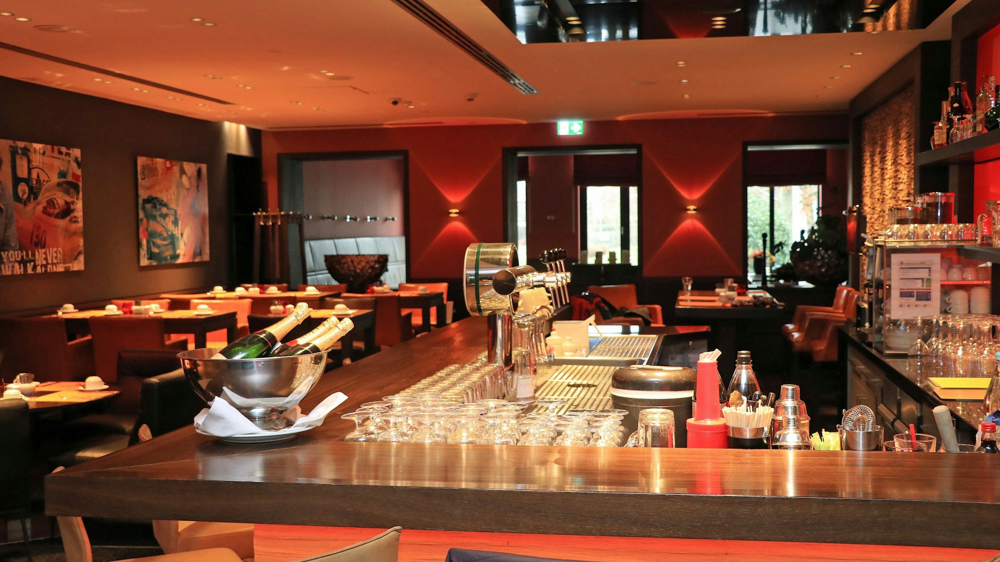 Auf dem Foto ist der Barbereich des Hotels zu sehen. Das Licht ist gedimmt.