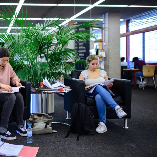 Besucher in der Kölner Stadtbibliothek.