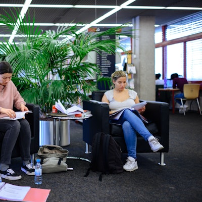 Besucher in der Kölner Stadtbibliothek.