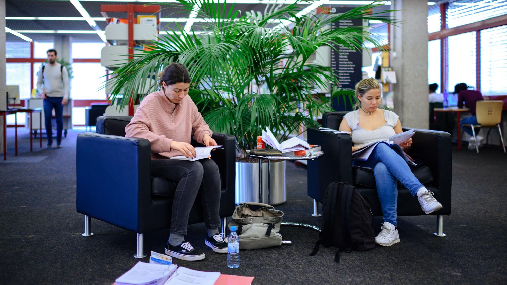 Besucher in der Kölner Stadtbibliothek.
