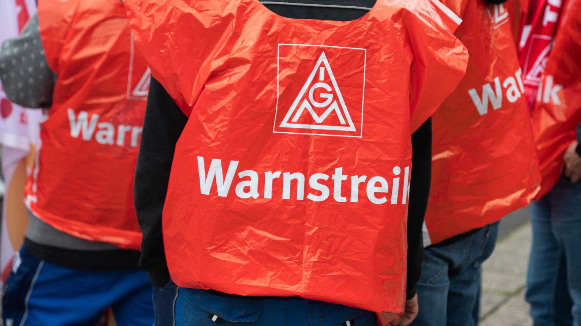 10.11.2022, Saarland, Saarbrücken: Bei einer Demonstration der IG Metall stehen Arbeiter mit IG Metall Westen zusammen. Foto: Oliver Dietze/dpa +++ dpa-Bildfunk +++