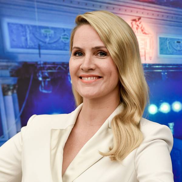 Die Moderatorin Judith Rakers grinst in die Kamera.