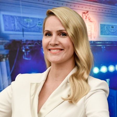 Die Moderatorin Judith Rakers grinst in die Kamera.