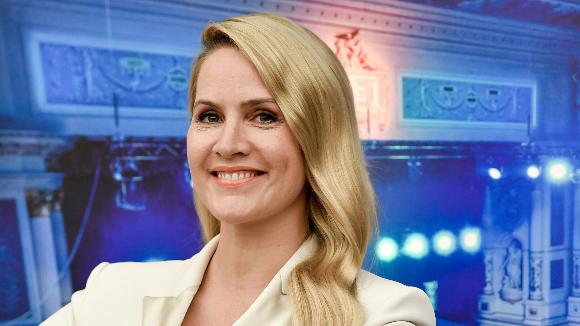 Die Moderatorin Judith Rakers grinst in die Kamera.