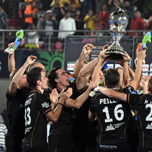 Weltmeister Deutschland feiert mit dem Pokal während der Medaillenzeremonie