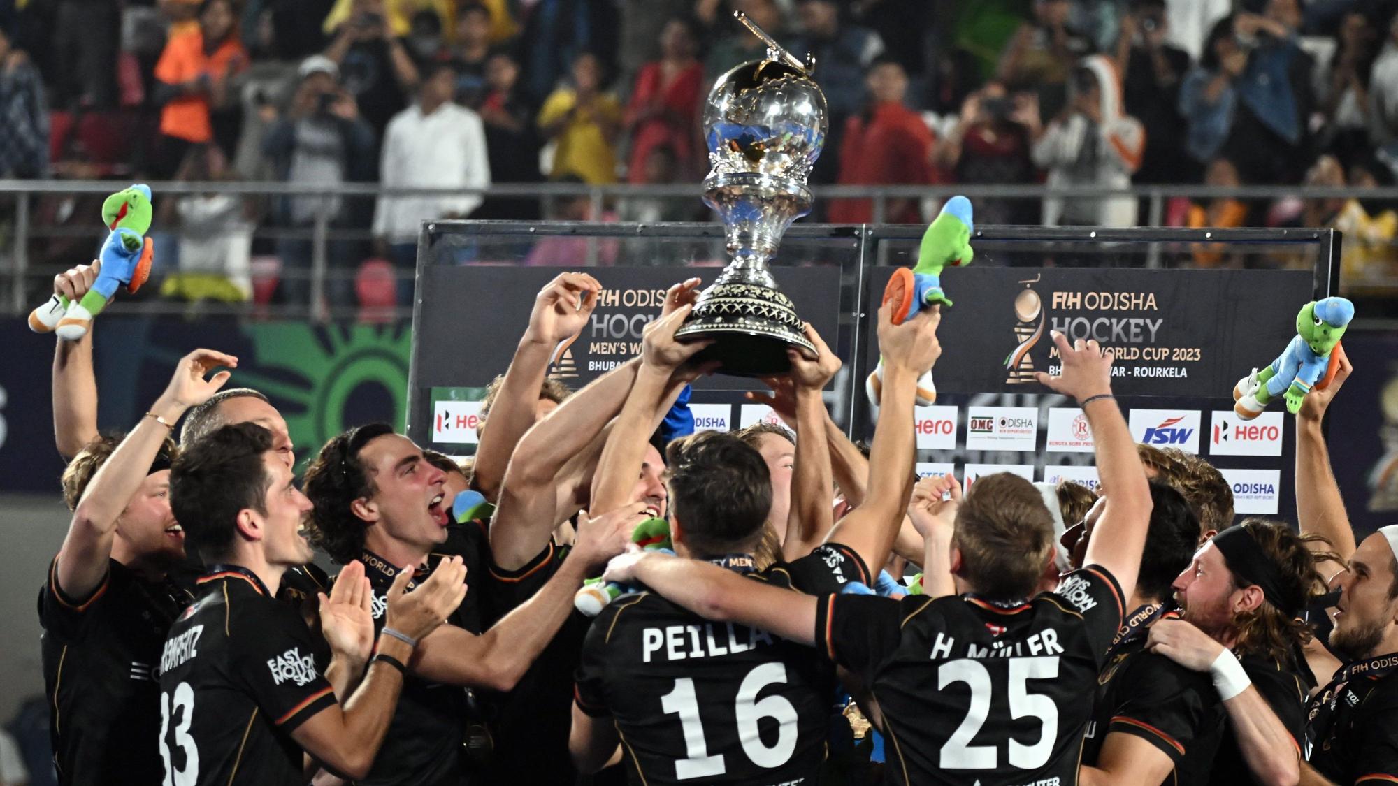 Weltmeister Deutschland feiert mit dem Pokal während der Medaillenzeremonie