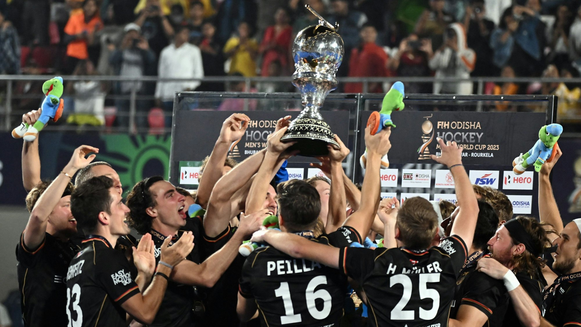 Weltmeister Deutschland feiert mit dem Pokal während der Medaillenzeremonie