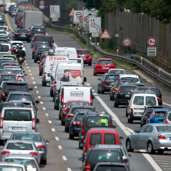 Köln: Autos stauen sich auf der Autobahn 1 vor der Baustelle zur Leverkusener Rheinbrücke.