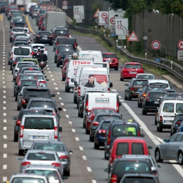 Köln: Autos stauen sich auf der Autobahn 1 vor der Baustelle zur Leverkusener Rheinbrücke.