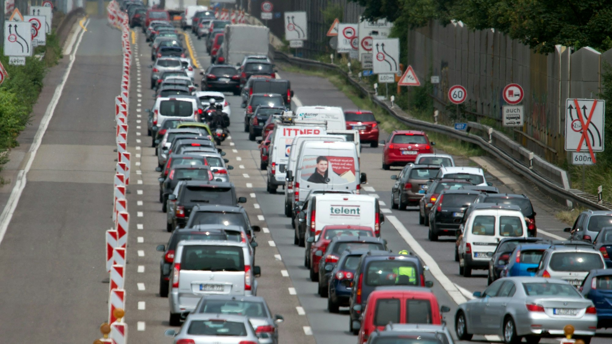 Köln: Autos stauen sich auf der Autobahn 1 vor der Baustelle zur Leverkusener Rheinbrücke.