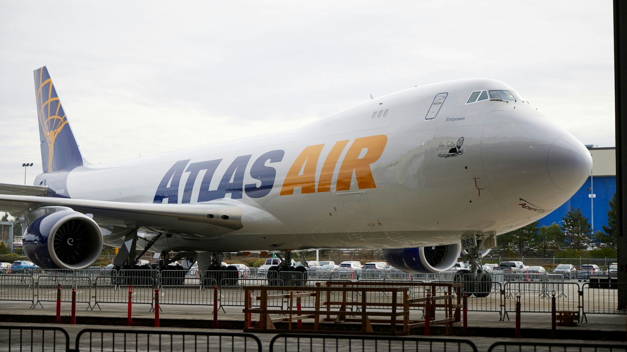 Die letzte Boeing 747 wird im Montagewerk während einer Zeremonie zur Auslieferung des Jumbo-Jets an Atlas Air ausgestellt.
