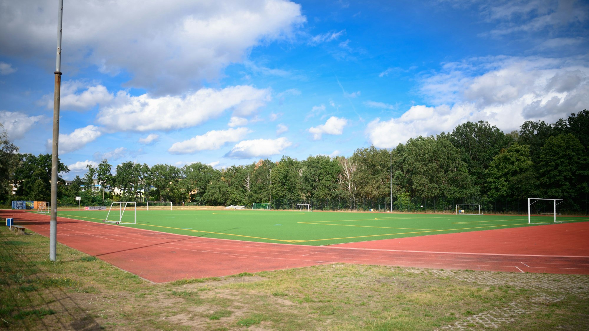 Der leere Sportplatz des Vereins SC Potsdam e.V. in Potsdam Drewitz.