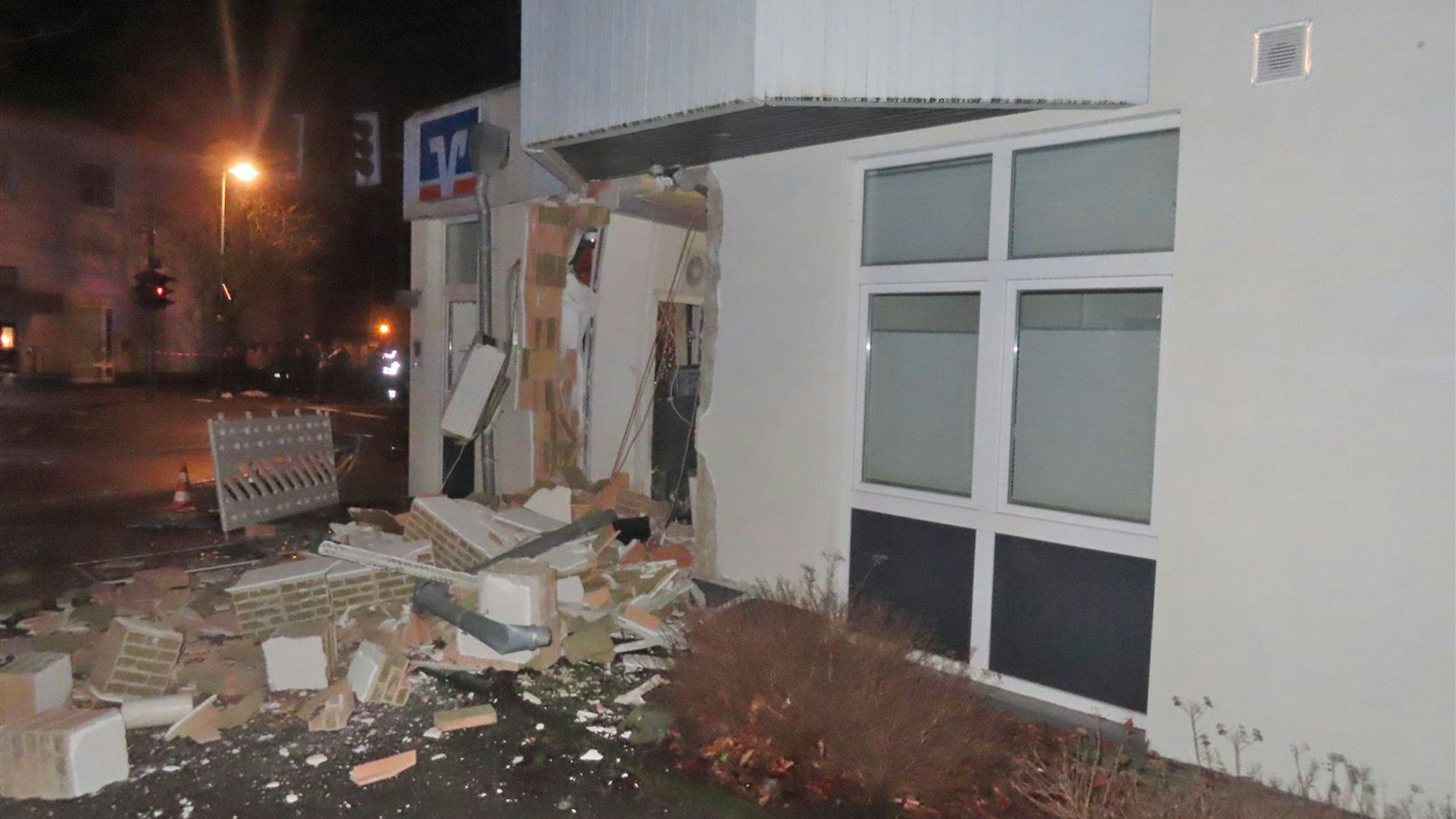 Die Explosion sorgte für erhebliche Schäden an dem Wohn- und Geschäftshaus in Kierspe. Fotos: Polizei MK