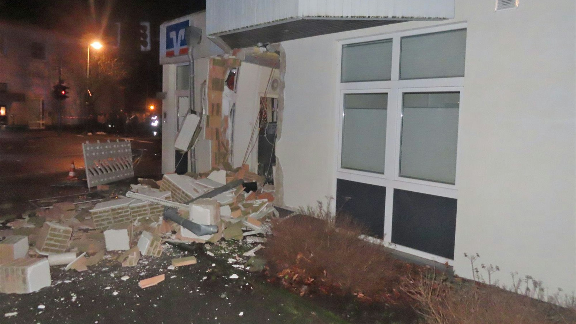 Aus einem Gebäude mit Bankfilialen-Logo ist eine Wand herausgesprengt worden.