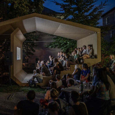 Der Pavillon of moving pictures der Kölner Künstlerin Erika Hock soll von Mitte Juni an zwei Monate auf dem Neumarkt stehen und von Kulturveranstaltern genutzt und bespielt werden.