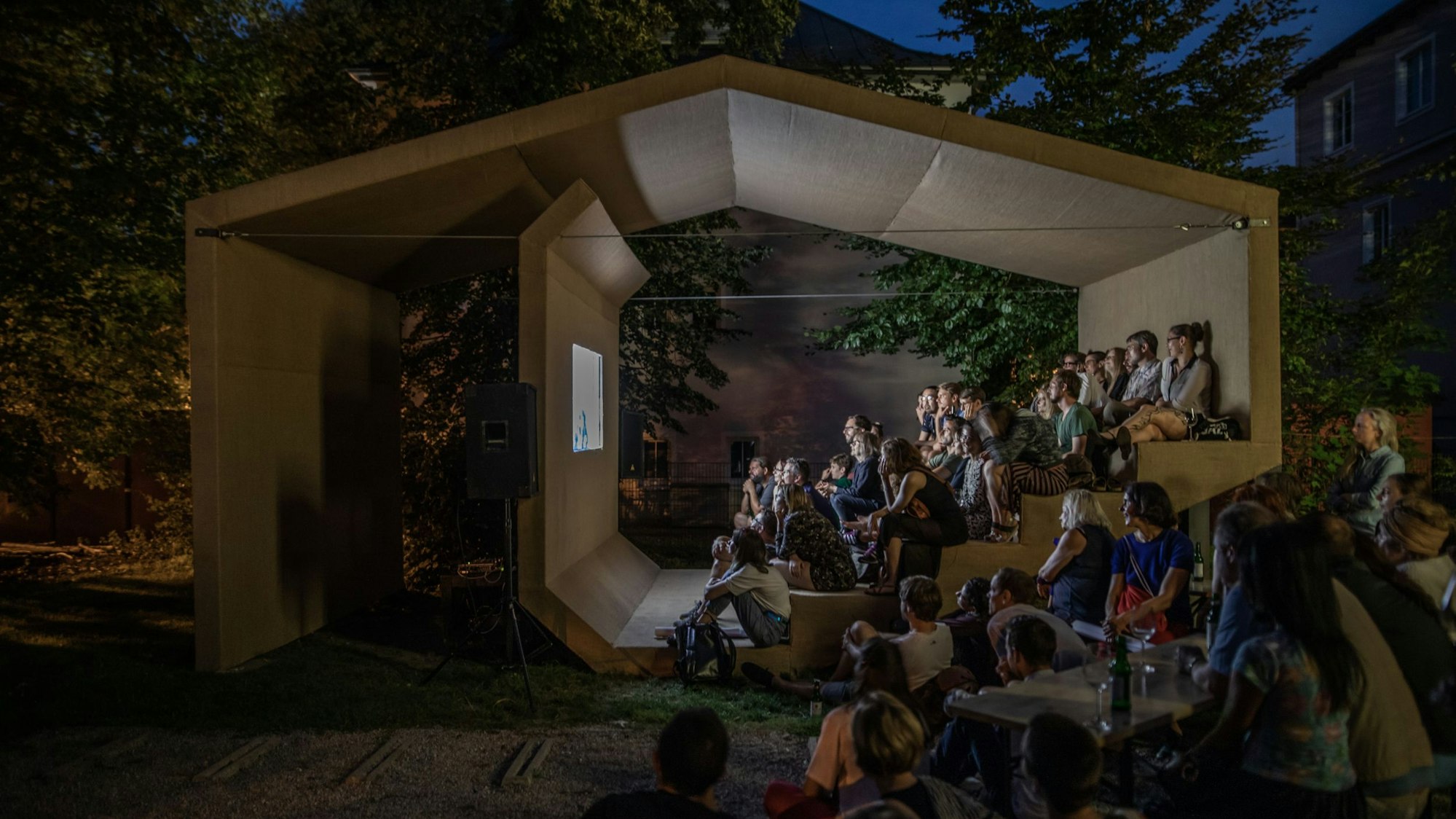 Der Pavillon of moving pictures der Kölner Künstlerin Erika Hock soll von Mitte Juni an zwei Monate auf dem Neumarkt stehen und von Kulturveranstaltern genutzt und bespielt werden.