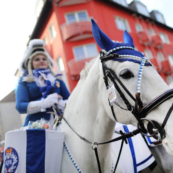ARCHIV - 12.02.2018, Nordrhein-Westfalen, Köln: Eine Karnevalistin auf einem Pferd nimmt am Kölner Rosenmontagszug teil.
