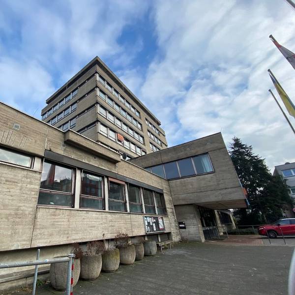 Außenansicht des alten Bezirksrathauses in Rodenkirchen