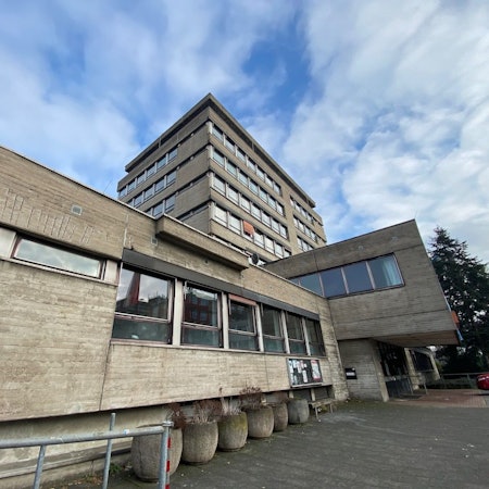 Außenansicht des alten Bezirksrathauses in Rodenkirchen