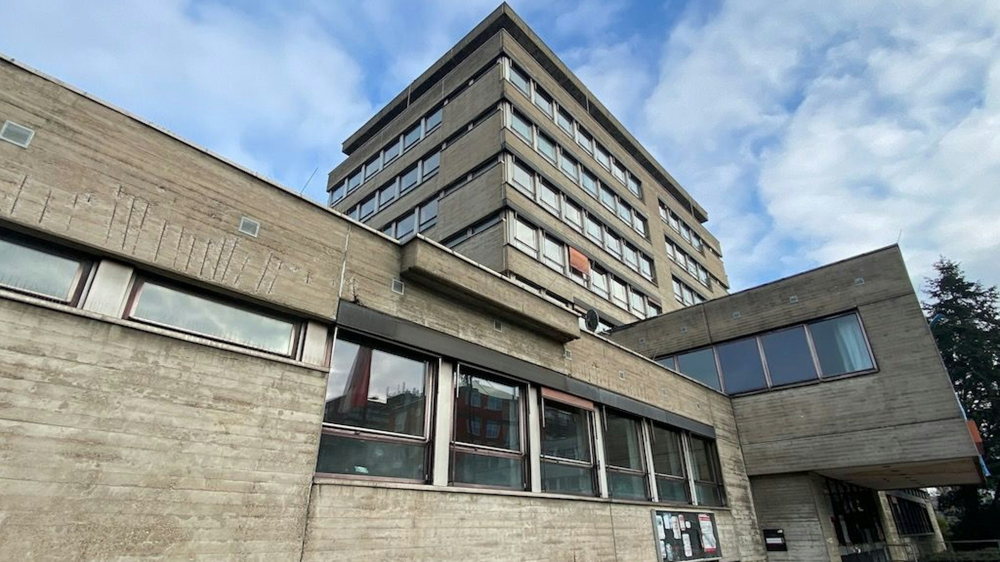 Außenansicht des alten Bezirksrathauses in Rodenkirchen