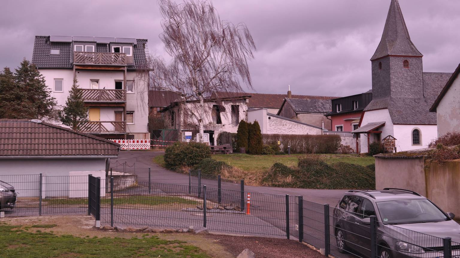 Die teils umgebaute Alte Schule und eine Lagerhalle stehen nach verschiedenen Bränden seit Jahren leer und sind im Ort Werthhoven ein Ärgernis