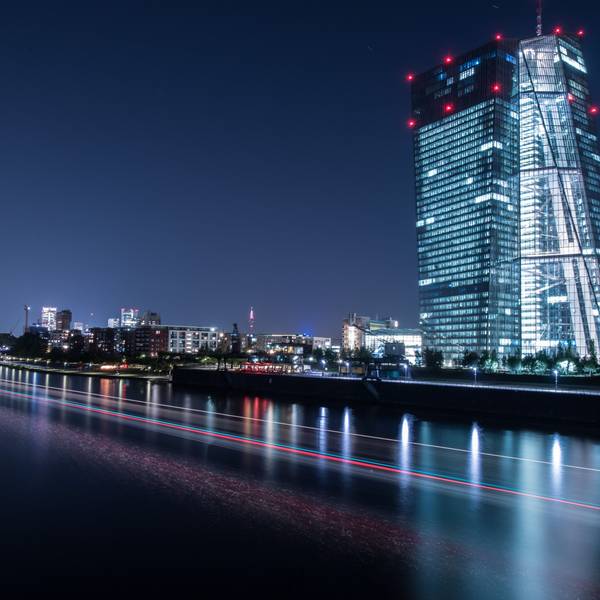 Die Lichter der Europäischen Zentralbank (EZB) leuchten am in Frankfurt am Main, während ein auf dem Main vorbeifahrendes Schiff Lichtspuren durch die Aufnahme zieh