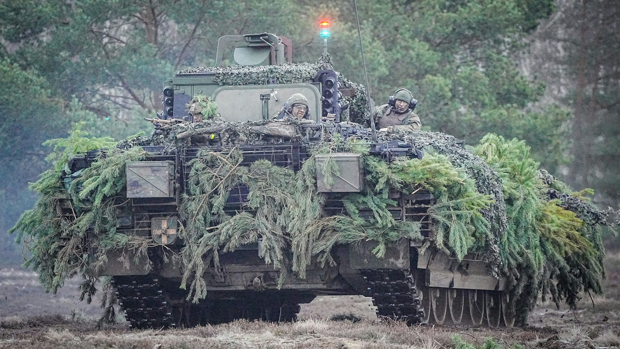 Bundeswehrsoldaten nehmen an einer Übung im Puma-Schützenpanzer nehmen teil. (Symbolbild)