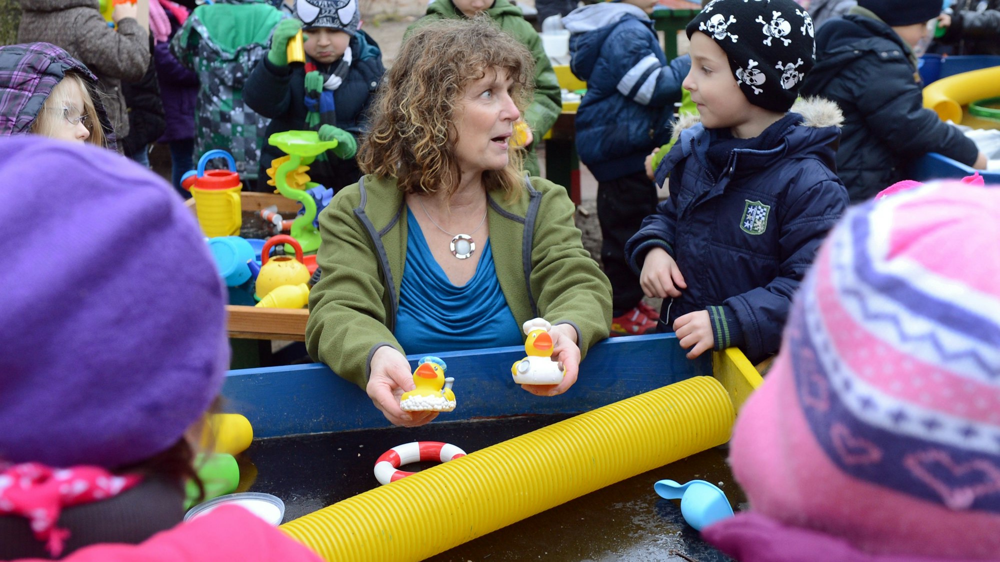 Eine Erzieherin spielt mit Kindern.