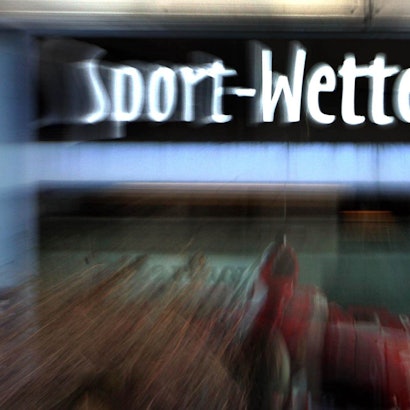 Ein Schild mit der Aufschrift „Sport-Wetten“.