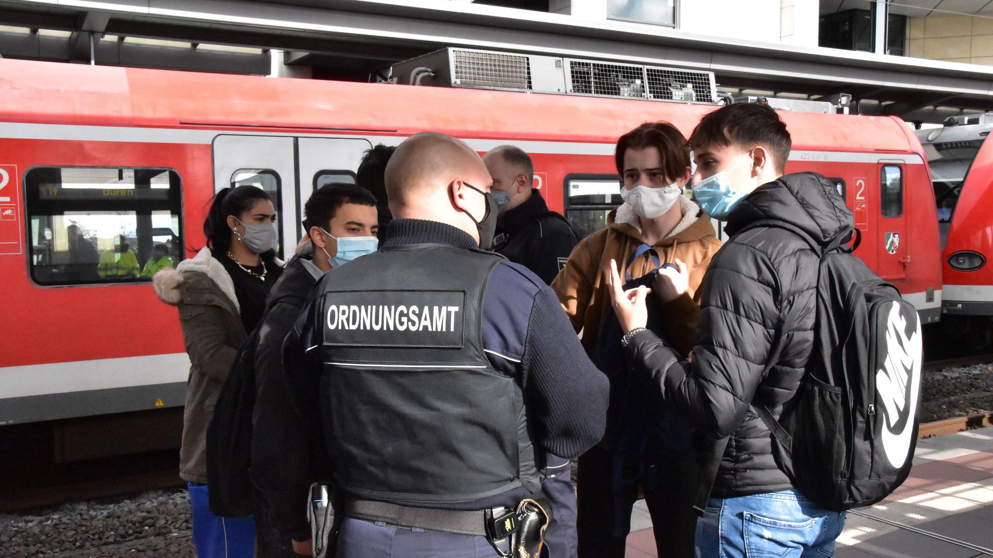 Ordnungsamt und DB-Sicherheit bei einer Maskenkontrolle am Bahnhof Siegburg.