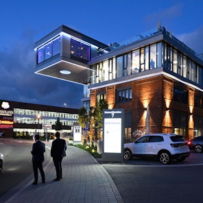 Die illuminierte Halle 51 in der Dämmerung.