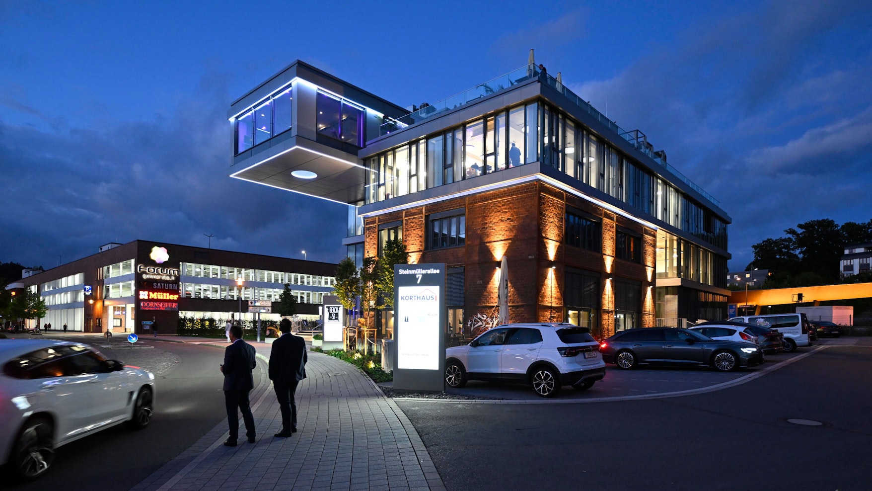 Die illuminierte Halle 51 in der Dämmerung.