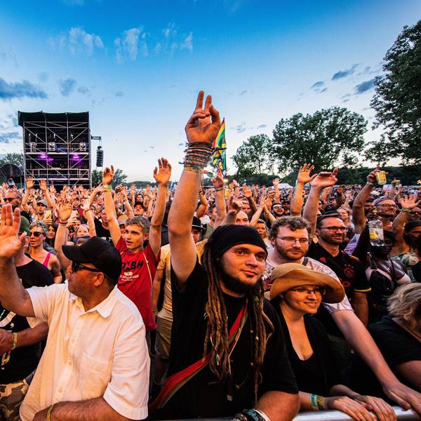 Fans feiern vor der Hauptbühne des Summerjam.
