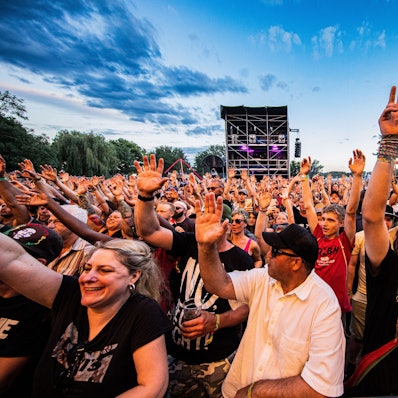 Fans feiern vor der Hauptbühne des Summerjam.