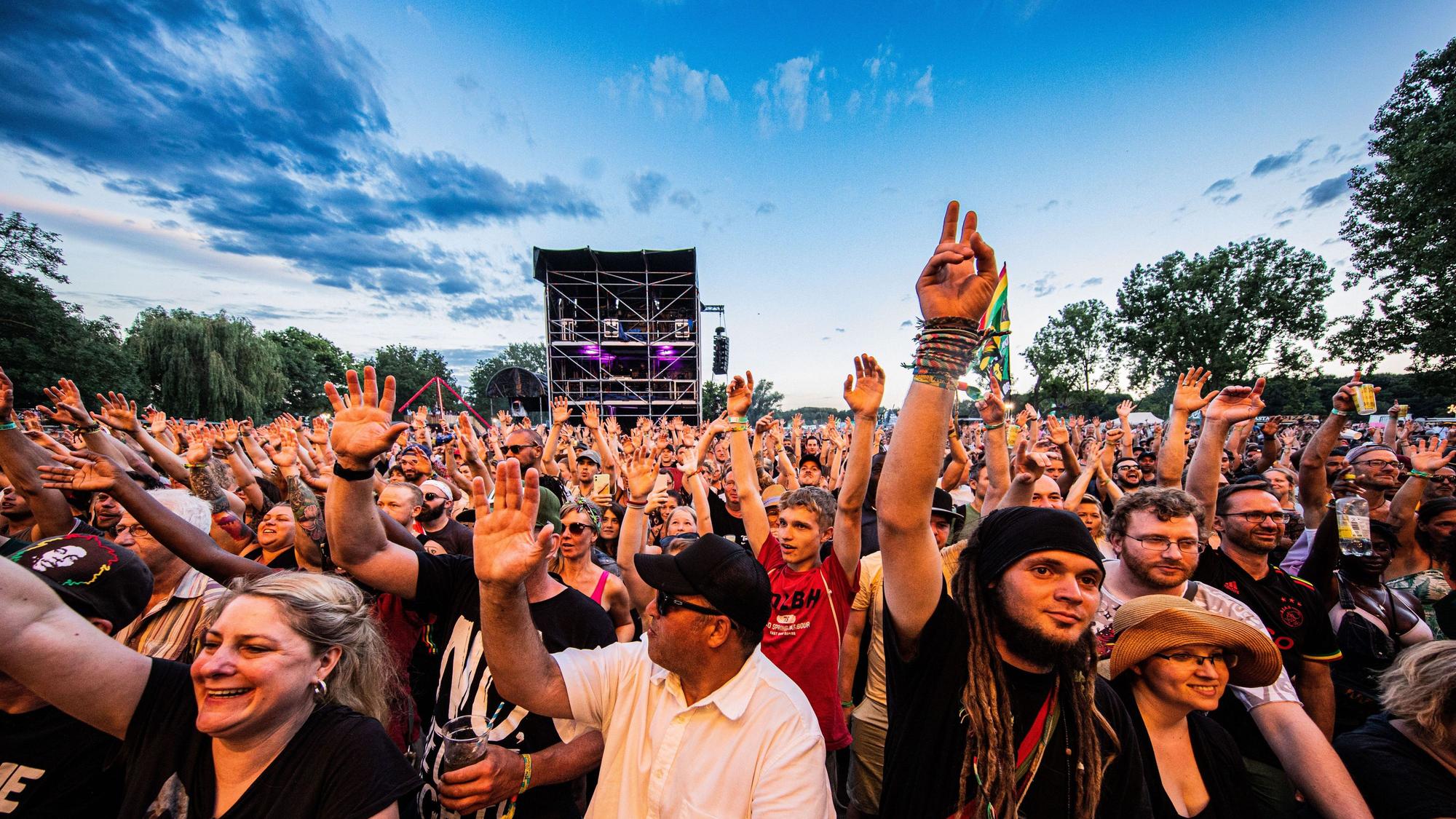 Fans feiern vor der Hauptbühne des Summerjam.