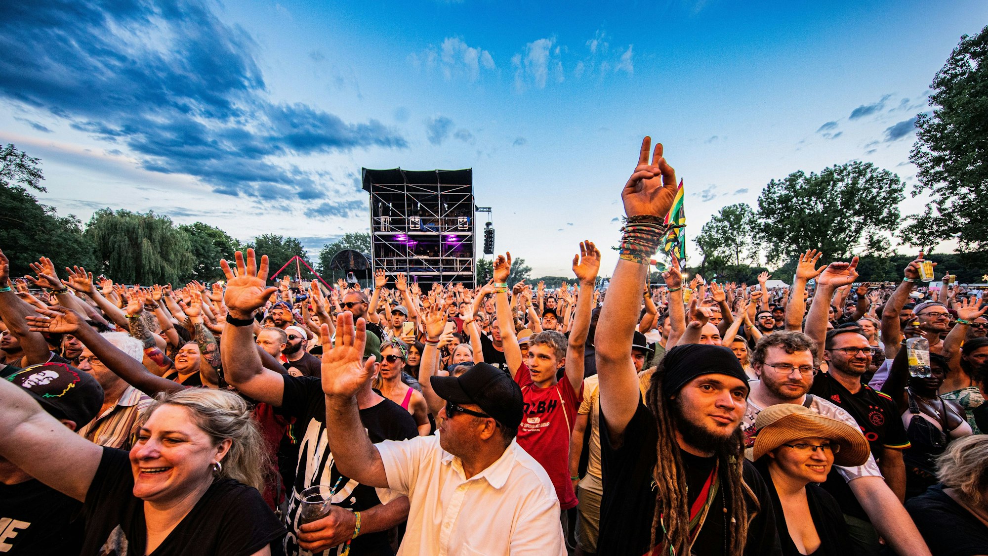 Fans feiern vor der Hauptbühne des Summerjam.