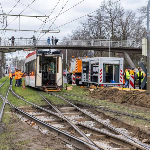 Mitarbeiter der Freiburger Verkehrs-AG (VAG) bergen eine Straßenbahn, die bei einem Zusammenstoß mit einer anderen Bahn auseinandergerissen wurde.
