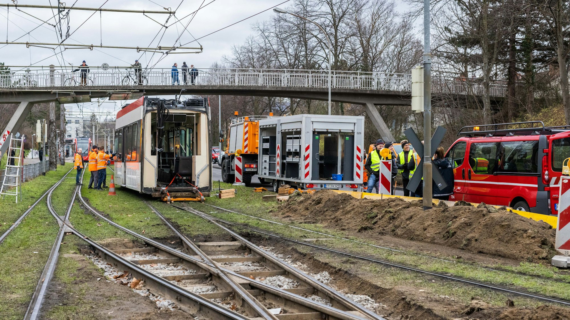 Mitarbeiter der Freiburger Verkehrs-AG (VAG) bergen eine Straßenbahn, die bei einem Zusammenstoß mit einer anderen Bahn auseinandergerissen wurde.