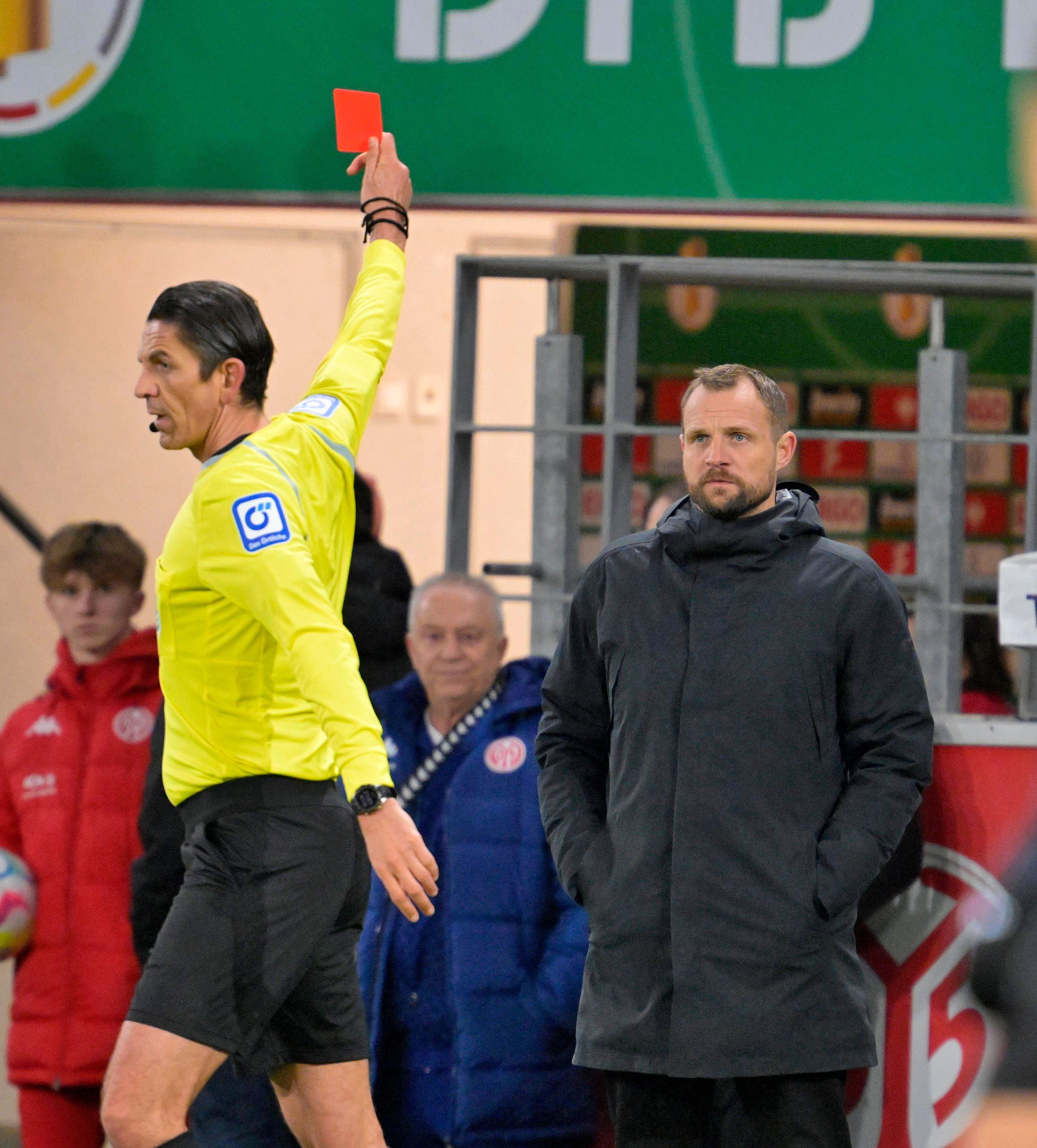 Trainer Bo Svensson vom FSV Mainz bekommt im DFB-Pokal-Achtelfinale die rote Karte von Deniz Aytekin gezeigt.