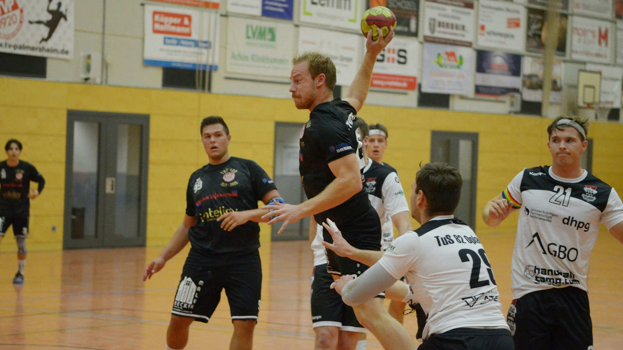 Zu den Stützen des TV Palmersheim gehören Linksaußen Michael Schneider (am Ball) und Kreisläufer Lukas Königshoven.