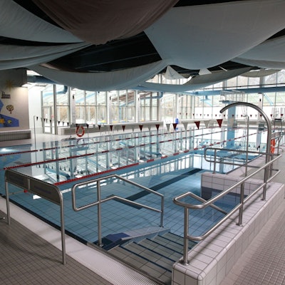 Blick ins Niederkasseler Hallenbad.