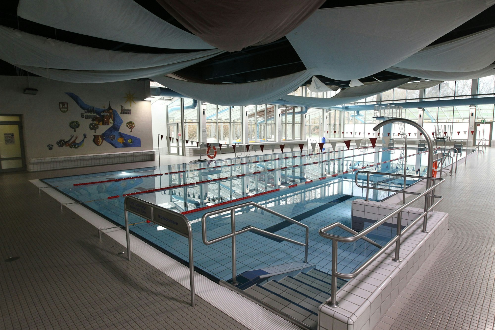 Blick ins Niederkasseler Hallenbad.