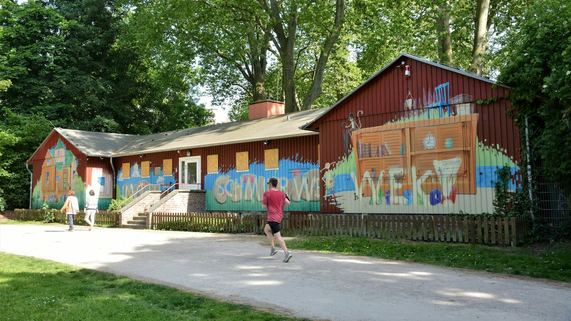 Fünf Personen stehen vor einem schwedischen, rot gestrichenen Holzhaus: Bettina Wente, William Wolfgramm, Per Thöresson, Ela Lichtenberg und Dr. Juliane Kronen.