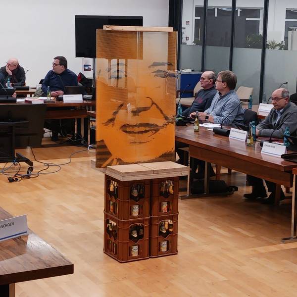 Auf einer Glasscheibe ist das Gesicht der Schriftstellerin Ruth Rehmann abgebildet