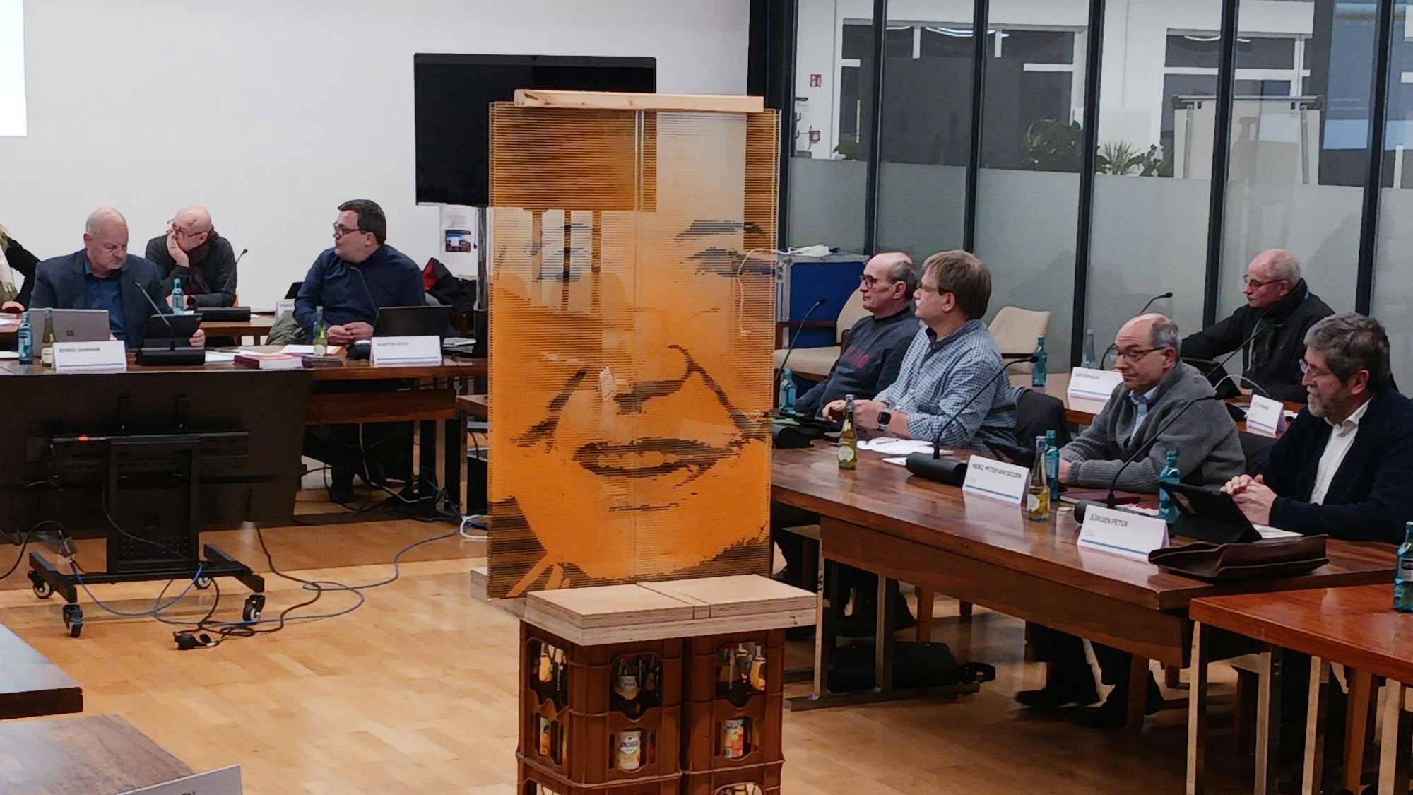 Auf einer Glasscheibe ist das Gesicht der Schriftstellerin Ruth Rehmann abgebildet