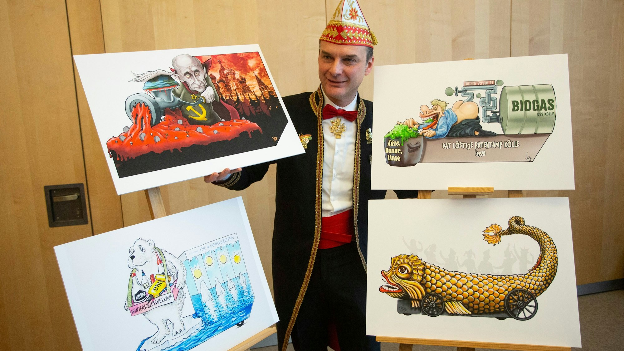 Holger Kirsch bei der Präsentation der Persiflagewagen 2023.