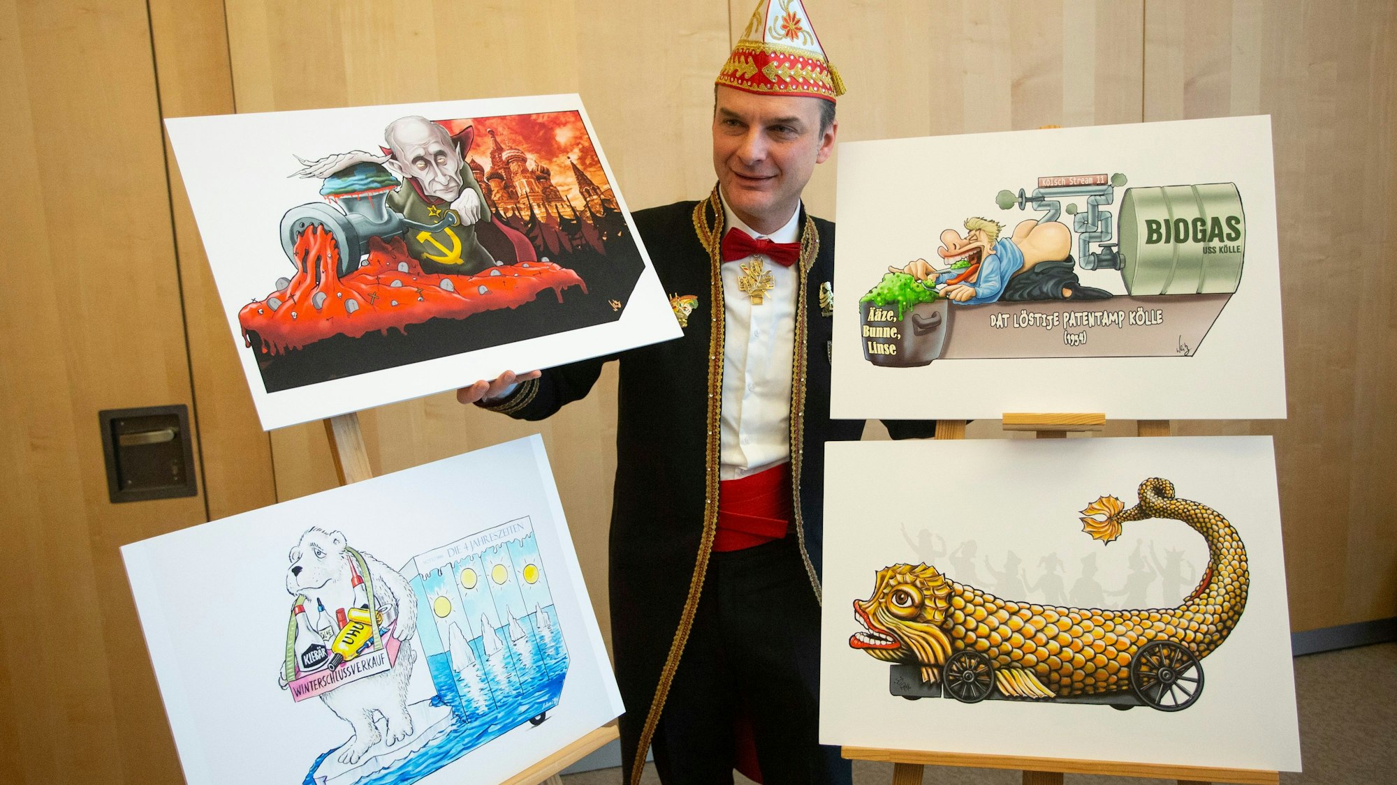 Zugleiter Holger Kirsch präsentiert die Persiflagewagen für den Kölner Rosenmontagszug. Zwei Wagen sollen erst Rosenmontag gezeigt werden.