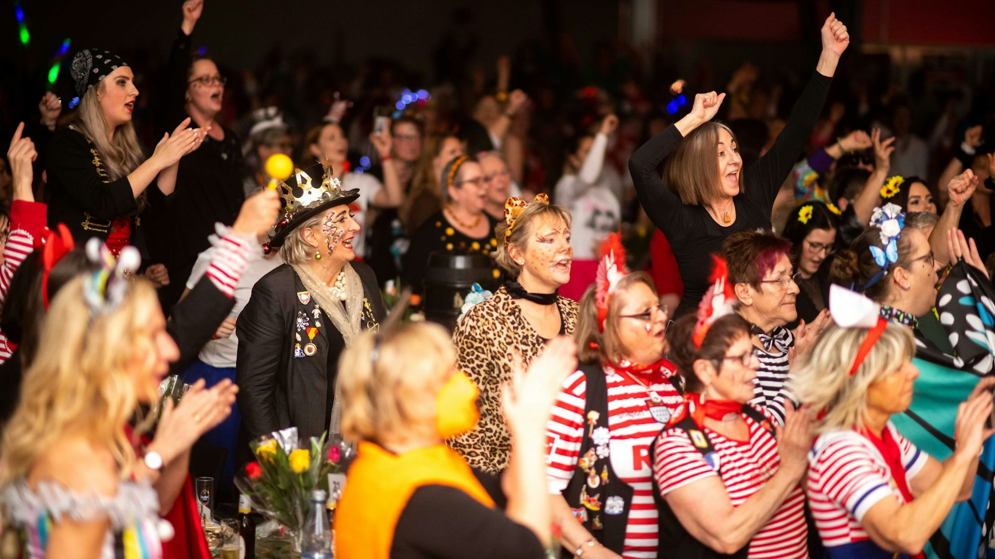 Bei der Euskirchener Damensitzung ließen 800 jecke Wiever in der Alten Tuchfabrik die Puppen tanzen.