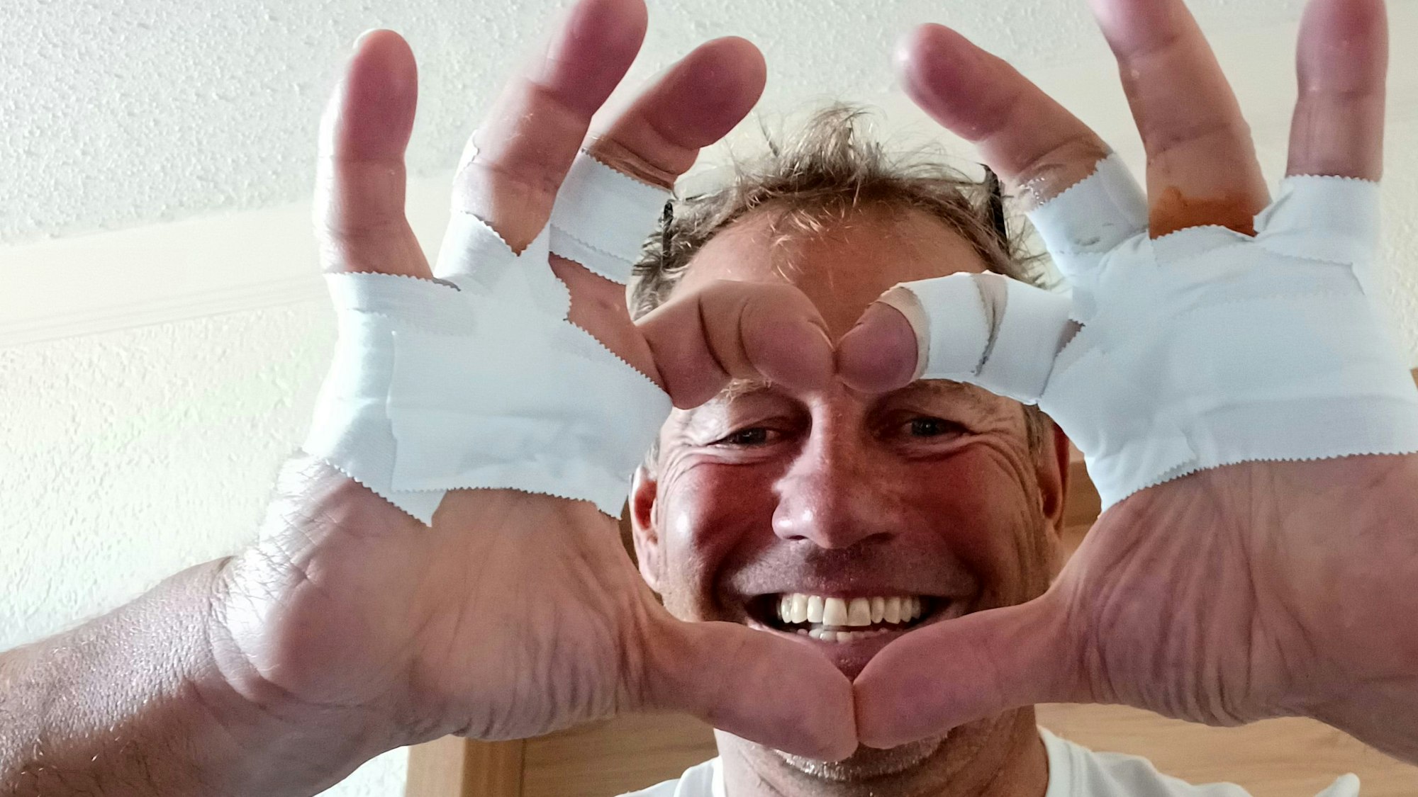 Mit verbundenen Händen formt André Hauschke nach der Worrell 1000 ein Herz.